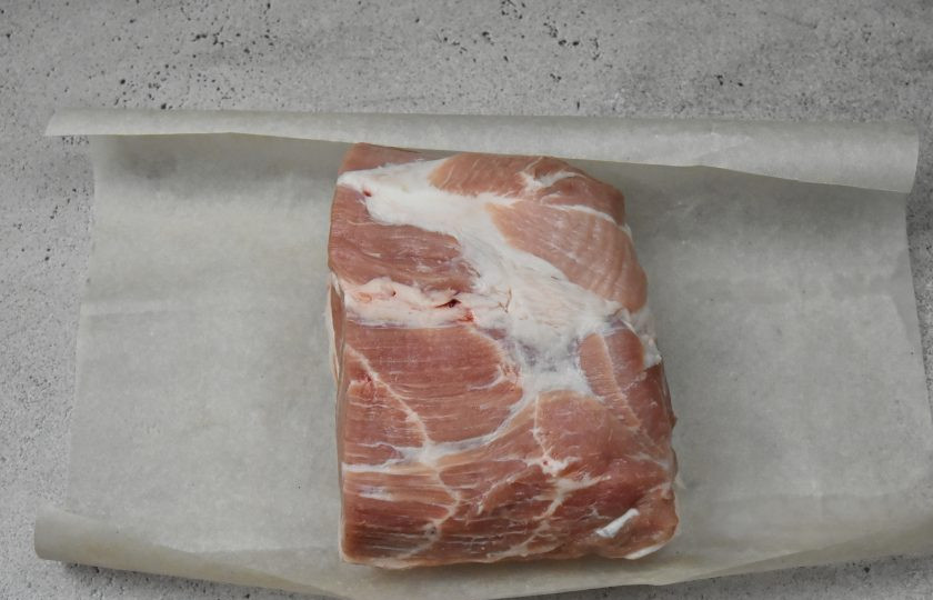 1. Этап. Коппа: Подготовьте мясо, придайте ему форму, обрезав лишний жир. Оберните мясо пергаментной бумагой и поместите в холодильник на ночь, чтобы оно полностью охладилось.