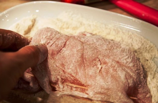 1. Этап. Куриная грудка с сыром: Подготовьте панировку – муку с солью и черным перцем, взбитое с черным перцем яйцо, панировочные сухари. Окуните грудки в муку, затем в яйцо.