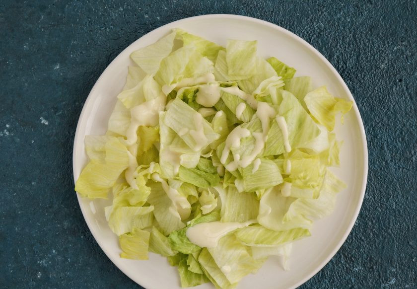 1. Этап. Постный Цезарь: Выложите на тарелку листья салата, полейте сверху соусом.