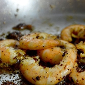 1. Этап. Жареные креветки с луком: 4. Выложите в сковороду креветки и жарьте, помешивая, в течение 7-9 минут.