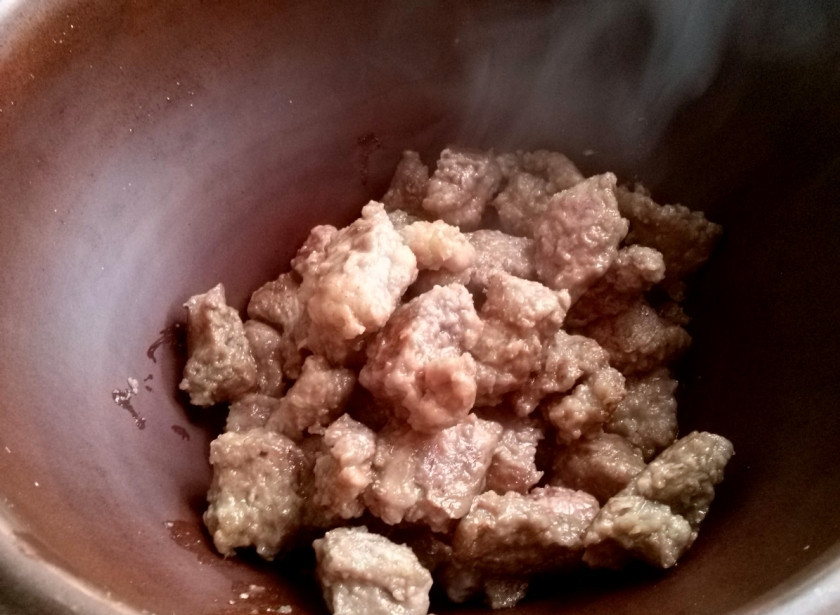 1. Этап. Классический Венгерский гуляш: 3. Выложите мясо в горшочек.