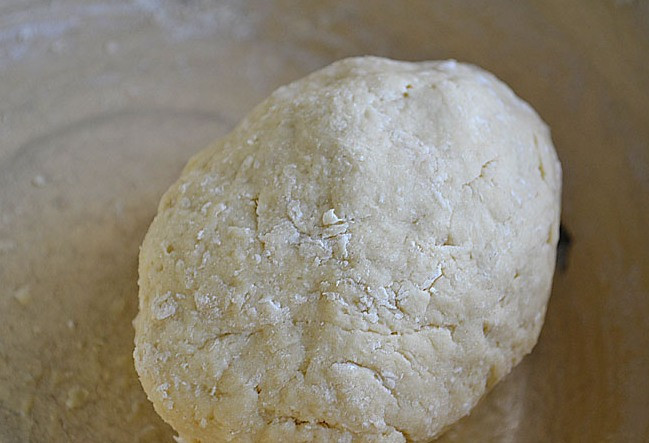 1. Этап. Лоранский пирог с курицей и грибами: Из этих ингредиентов замешиваем однородное, мягкое тесто, заворачиваем его в пищевую пленку и отправляем на пол часа в холодильник.