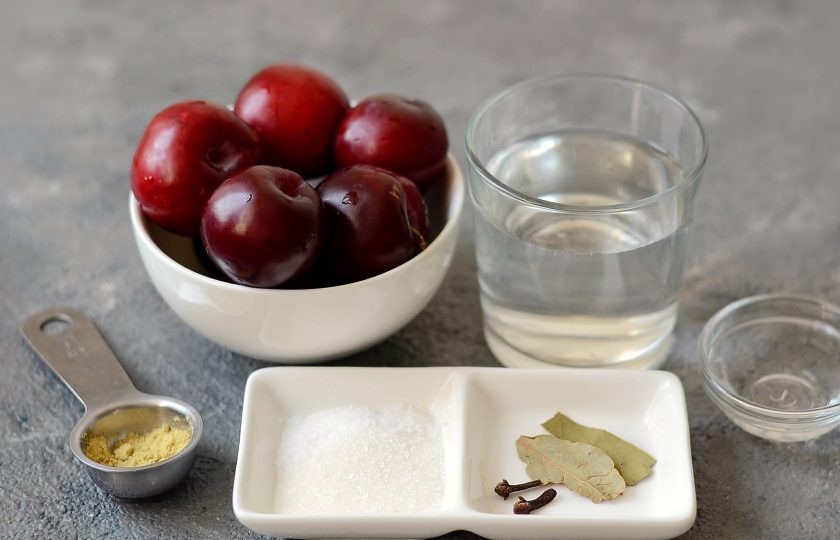 1. Этап. Маринованные сливы с горчицей на зиму: Подготовьте все ингредиенты.