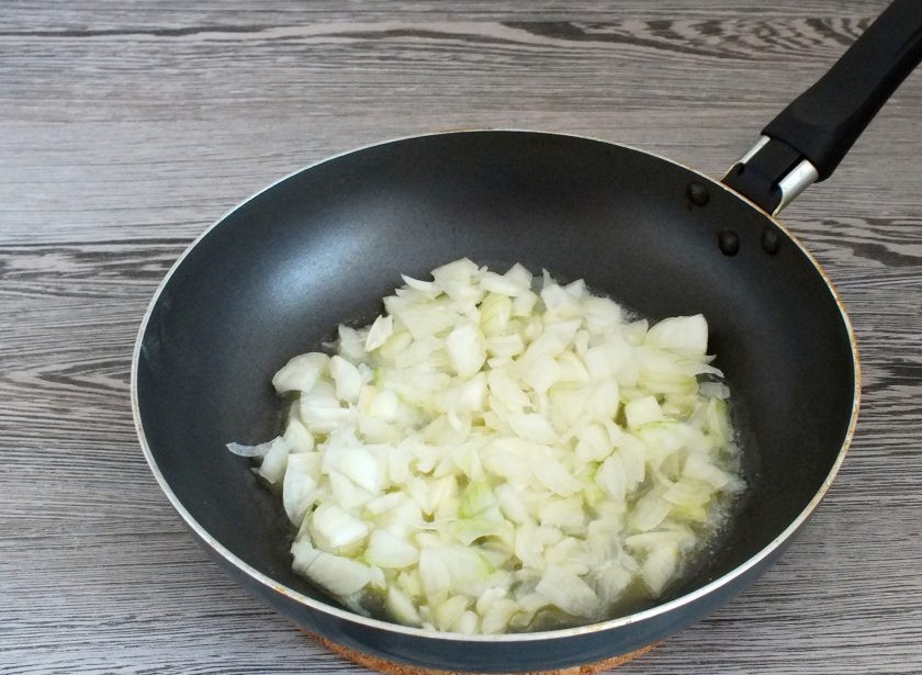 1. Этап. Мантапур: Сделайте фарш. Лук нарежьте помельче. В сковороде растопите сливочное масло и добавьте нарезанный лук. Обжарьте до румяности.