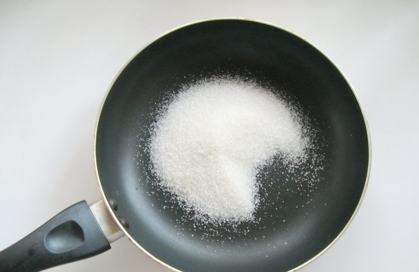 1. Этап. Курица в кисло-сладком луковом соусе: Сахар насыпьте в глубокую сковороду или сотейник.