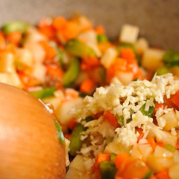 1. Этап. Суп с фрикадельками из говяжего фарша: Добавить чеснок и перемешать овощи еще пару раз.