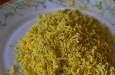 1. Этап. Шпротный салат: Желтки натираем на мелкой или средней терке