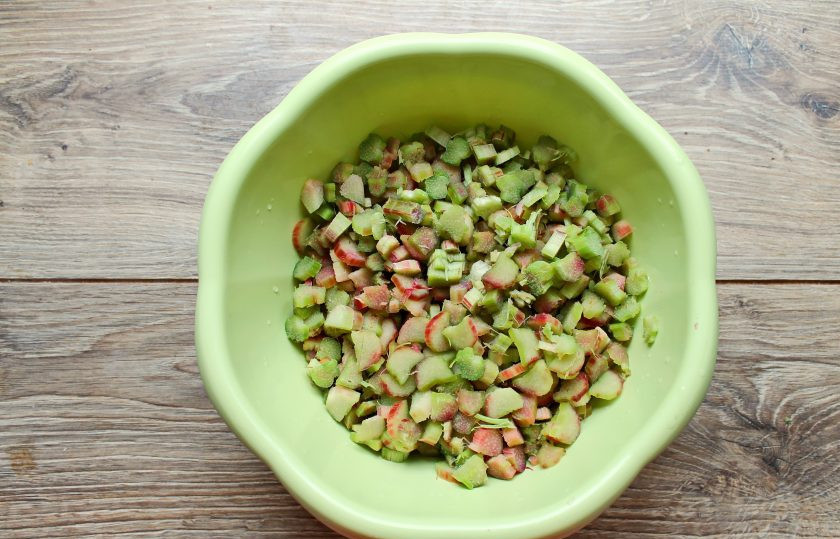 1. Этап. Варенье из малины и ревеня: Ревень вымойте и очистите от верхней оболочки, порежьте черешки на кусочки и выложите в миску.