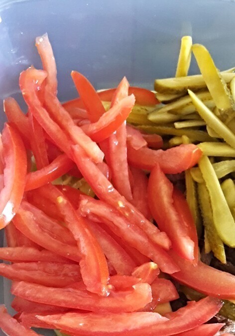 1. Stage. Spicy meat salad: Slice the gherkins in the same way. Remove the core and seeds from the tomatoes and cut the flesh into julienne strips.