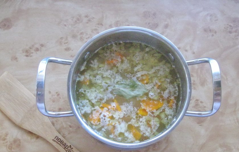 1. Этап. Томатный суп с треской: Выложите лавровый лист, посолите и поперчите по вкусу.