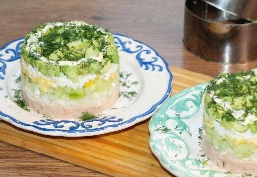 1. Этап. Слоеный салат с авокадо, тунцом, черри: 16. Снимаем кольца и посыпаем салат измельченным укропом.