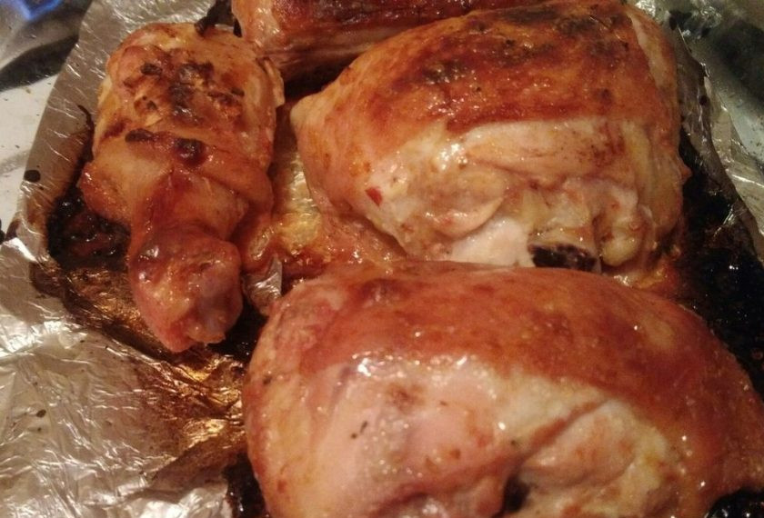 1. Этап. Запеченные окорочка (маринованные в томате): 4. Времени на запекание всегда уходит по-разному. Все зависит от того, какая часть курицы у вас. Если вы запекаете и маринуете курицу целиком, то она будет запекаться около 1,5 часов, а то и более (при температуре 180 градусов). Все еще зависит от возможностей и мощности вашей духовки. Крылышки обычно запекаются не более 30 минут. Готовую курочку достаньте из духовки и дайте немного остыть.