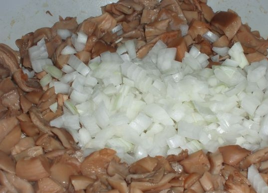 1. Этап. Вешенки с рисом: 8. Добавьте лук и жарьте на среднем огне, помешивая, до румяности. Поперчите и посолите немного.