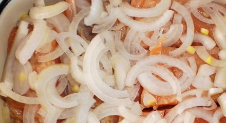 1. Этап. Филе кижуча: Поверх рыбы выкладываем оставшийся лук и заливаем все это растительным маслом. Накрываем крышкой и убираем в холодильник еще часов на 12.