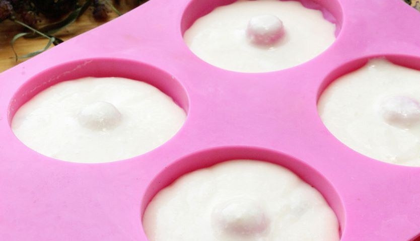 1. Этап. Вкусняшки из творога: Разлейте тесто по формочкам и отправьте в разогретую до 180 градусов духовку на 30 минут.