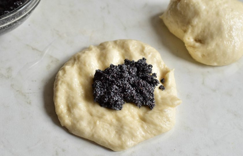 1. Этап. Булочки с маком в хлебопечке: Выложите на каждую булочку маковую начинку.