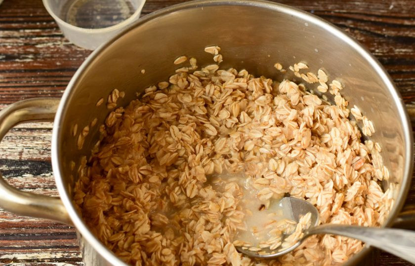 1. Этап. Овсяное суфле: Варите хлопья в течение 2 минут.