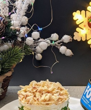 1. Этап. Салат Кудрявый Ваня: Перед подачей аккуратно снимаем кулинарное кольцо. Посыпаем вокруг салат оставшимся зелёным луком. Приятного аппетита!