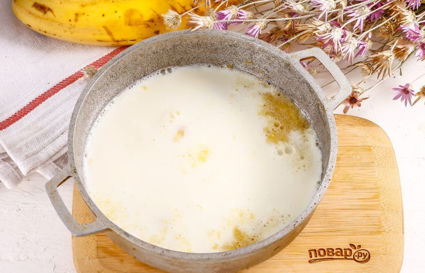 1. Этап. Банановый курд: Влейте молоко любой жирности и еще раз все тщательно перемешайте. Поместите емкость на плиту.