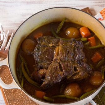 Жаркое с говядиной, картофелем и фасолью