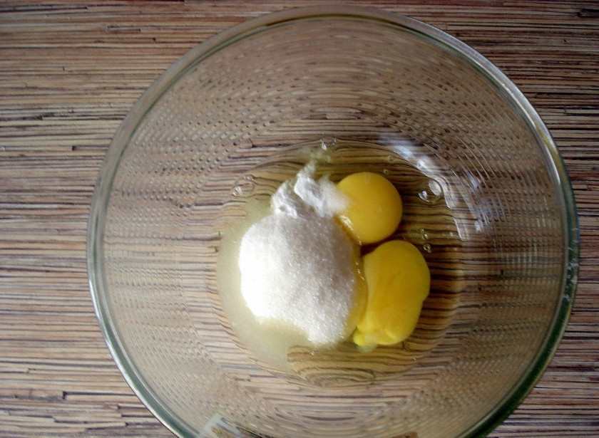 1. Этап. Блины на ряженке тонкие: 1. Яйца перетираем с сахаром, солью и содой. Добавим ряженку, ждем, пока появятся пузыри. Как только мы их видим — значит, сода вступила в реакцию. Дальше вливаем кипяток и быстро перемешиваем.