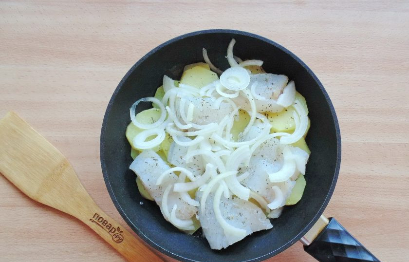 1. Этап. Хантейка: На рыбу выложите нарезанный лук.