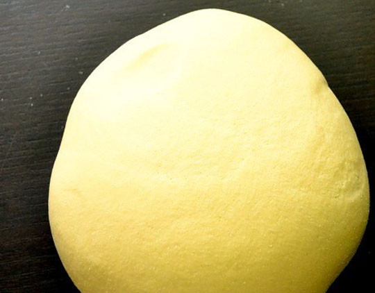 1. Этап. Вареники с сыром сулугуни: 3. После переложите его на рабочую поверхность и как следует вымешайте руками. Тесто должно получиться крутым, но при этом довольно эластичным, чтобы вареники с сыром сулугуни в домашних условиях не были резиновыми.