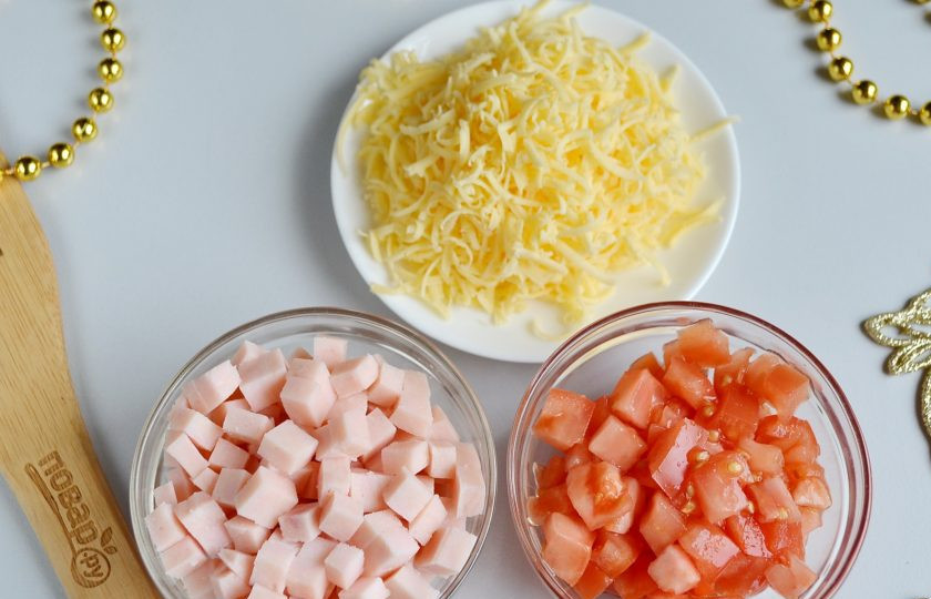 1. Этап. Новогодний салат в стакане за 5 минут: Натрите сыр на терке, помидоры, яйца и ветчину порубите кубиками.