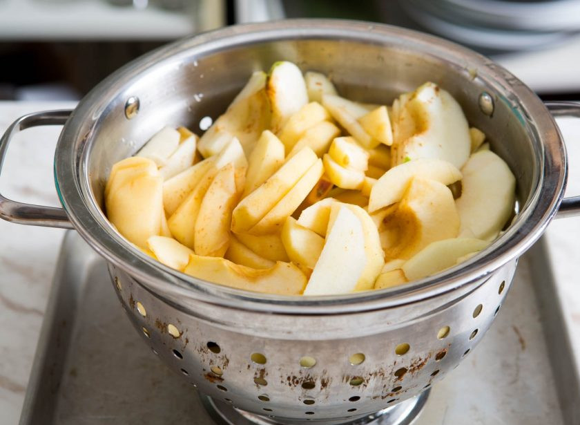 1. Этап. Пирог с ароматными яблоками: Откидываем яблоки на дуршлаг и даем стечь всей жидкости. На это уйдет примерно минут 10.