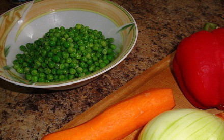 1. Этап. Сом в духовке: Пока сом запекается в духовке, приготовим овощи. Почистите морковь и репчатый лук, разрежьте болгарский перец и вычистите его от семян. Нарежьте морковь кружочками, болгарский перец соломкой, лук кольцами и выложите в сковороду, политую растительным маслом. Тушите до полной готовности овощей.