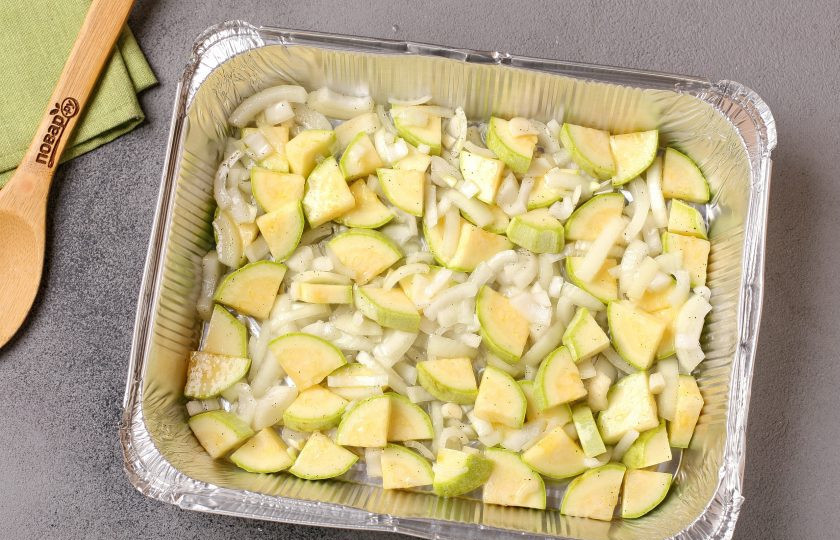 1. Этап. Цукини с курицей в духовке: В смазанную маслом форму выложите равномерно овощи.