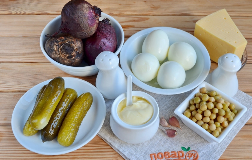 1. Этап. Салат Простушка: Подготовьте продукты. Отварите свеклу, яйца. Остудите. Приступим.
