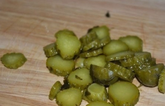1. Этап. Солянка из сосисок: Соленые огурцы нарезаем колечками.