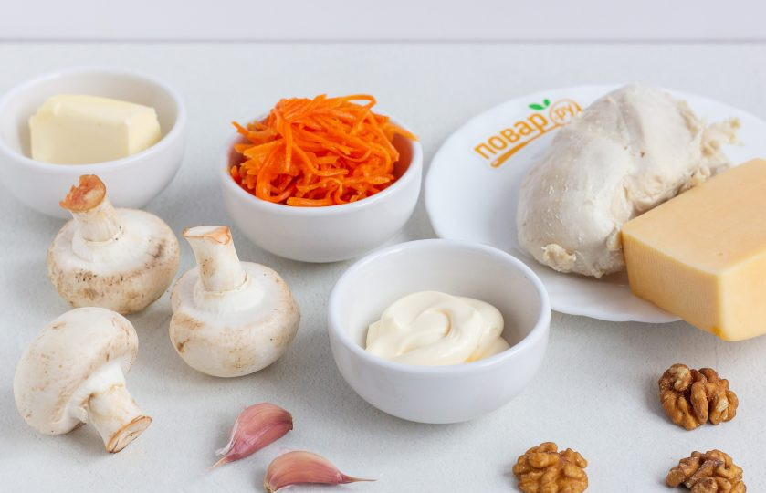 1. Этап. Салат Новогодний подарочек: Подготовьте все необходимые ингредиенты. Филе куриной грудки заранее отварите в подсоленной воде и остудите.