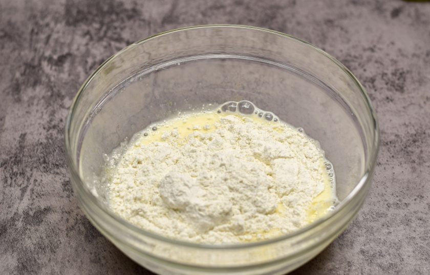 1. Этап. Блинчики с творожным кремом: Добавьте пшеничную муку и снова все перемешайте, чтобы не было комочков.