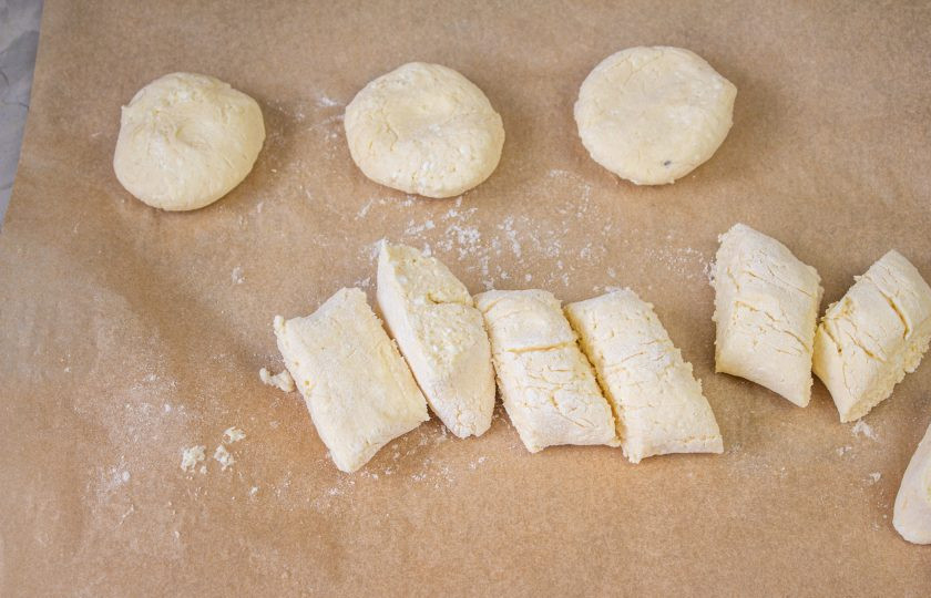 1. Этап. ПП пончики: Нарежьте на кусочки и сформируйте шарики, слегка их приплюсните.