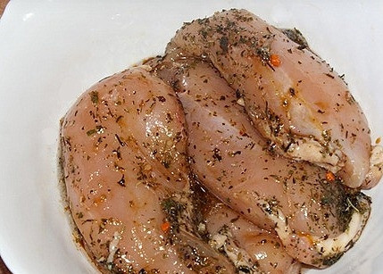 1. Этап. Курица в йогуртовом соусе: Куриное филе слегка отбить, посолить, поперчить, добавить другие специи, перемешать и оставить при комнатной температуре мариноваться примерно полчаса.