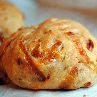 Хлеб с луком и розмарином