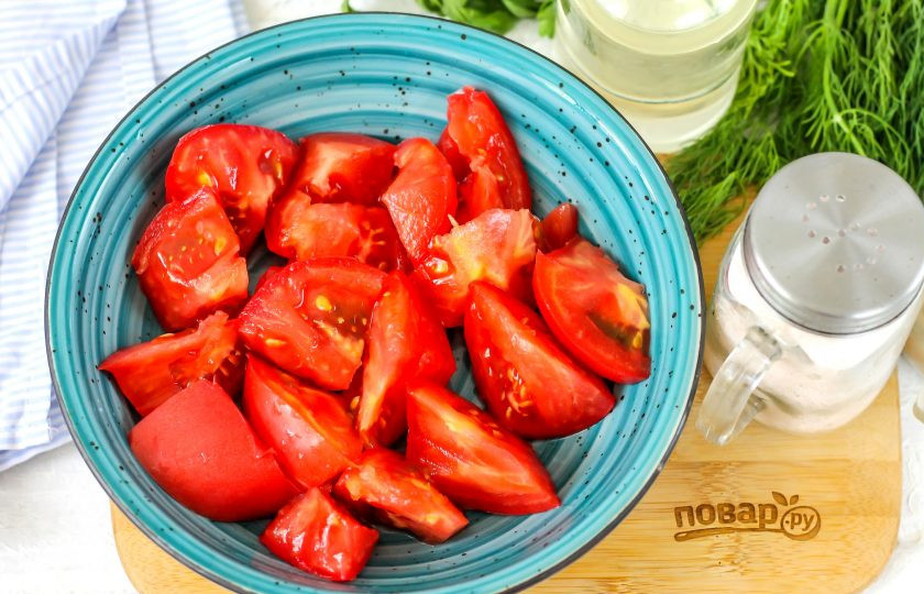 1. Этап. Лаззат: Помидоры промойте в воде, вырежьте зеленые сердцевинки и нарежьте овощи ломтиками в глубокую емкость.