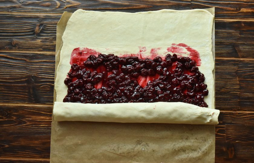 1. Этап. Штрудель с вишневой начинкой классический: Скрутите тесто с начинкой в рулет, стараясь не нарушить целостность слоя из теста.