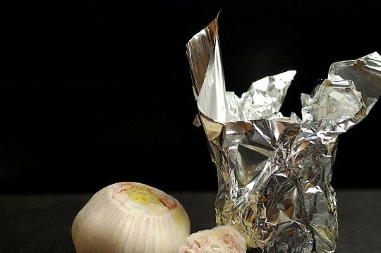 1. Этап. Плов узбекский: 1. Чеснок вымойте, обсушите и срежьте основание. Заверните его в фольгу и отправьте на часик в разогретую до 180 градусов духовку.