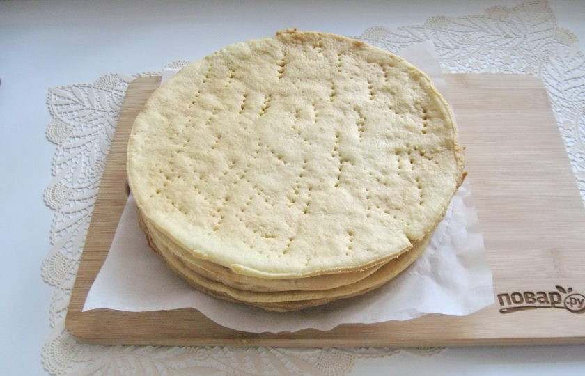 1. Этап. Сметанный торт с медовыми коржами: Таким образом испеките все коржи. У меня получилось семь штук и небольшой корж для посыпки.