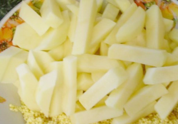 1. Этап. Рыбный суп с пшеном: Пшено перебираем, промываем и замачиваем в холодной воде. Картофель нарезаем соломкой.