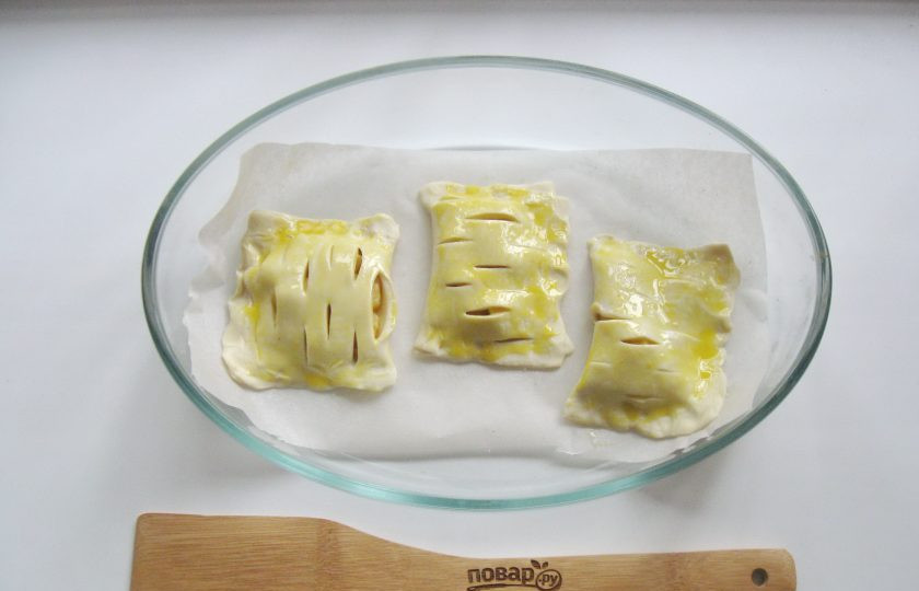 1. Этап. Фруктовые пирожки: 11. Смажьте пирожки взбитым венчиком желтком яйца.