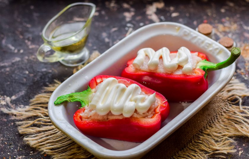 1. Этап. Перцы фаршированные куриной грудкой в духовке: Смажьте перцы майонезом или сметаной.
