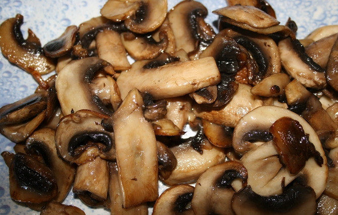 1. Этап. Салат со шпинатом: 2. Сковороду ставим на огонь, наливаем немного оливкового масла, грибы очищаем, нарезаем пластинами и обжариваем до полной готовности. Выкладываем их на дно салатной тарелки.