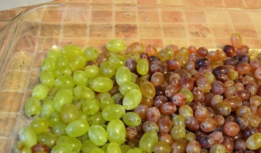 1. Этап. Десерт из хлебцев и винограда: Виноград промыть, выложить в форму для выпечки. Запечь при 180° в течение 50 минут.