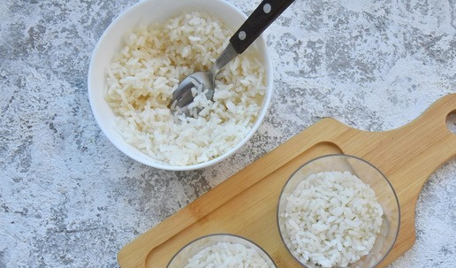 1. Этап. Салат с рисом и тунцом: На огурцы выкладываю слой риса.