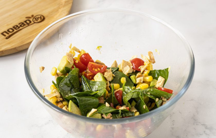 1. Этап. Салат Колибри: Добавьте в миску консервированную кукурузу и заправьте салат, все перемешайте.