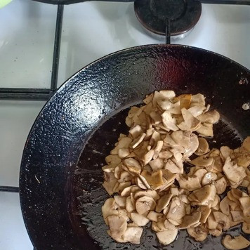 1. Этап. Салат с фасолью, грибами и курицей: Обжарить до готовности на растительном масле, в конце жарки посолить и поперчить по вкусу.